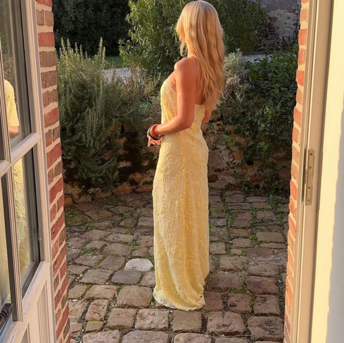 Gul axelbandslös långklänning