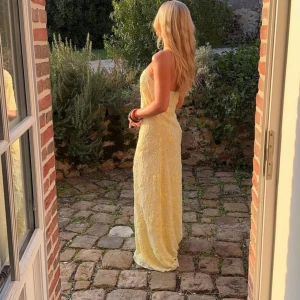 Gul axelbandslös långklänning - Super fin klänning från Moa Mattssons egna kollektion. Aldrig använd