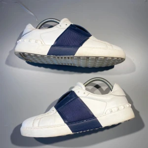 Valentino Open Skor - Hej! Säljer nu mina skor från märket Valentino, storlek 39, bra skick skosnören saknas. Givetvis äkta, Tveka inte på att höra av dig om du har frågor eller funderingar kring skorna!