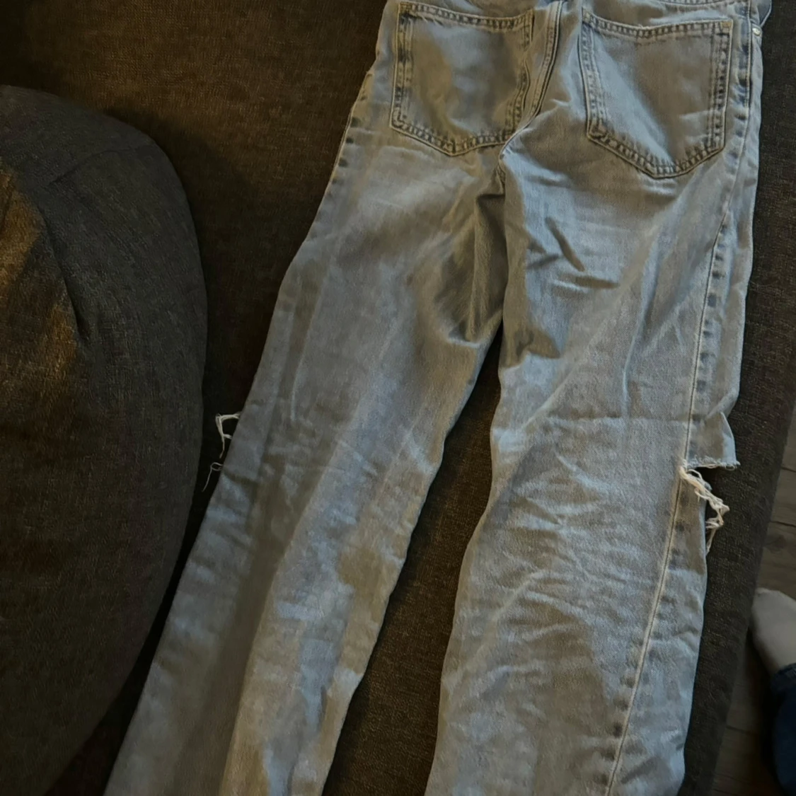 Ljusa jeans med slitningar - 1