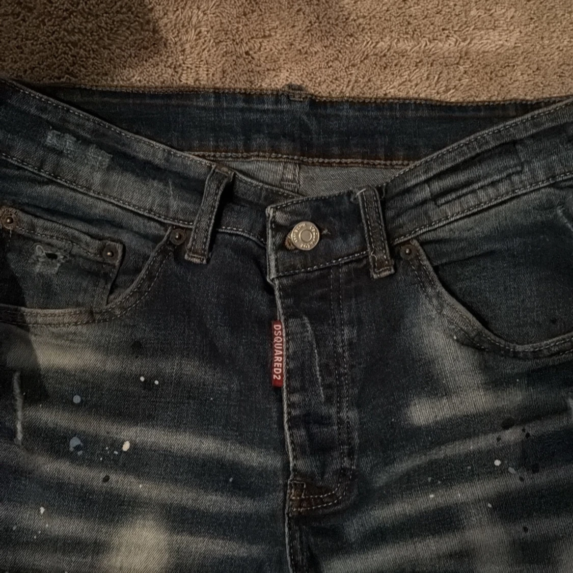 Mörkblå jeans med slitningar - 2