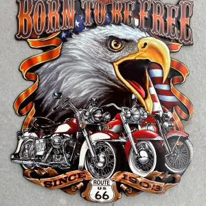 Metallskylt med örn och motorcyklar - Dekorativ metallskylt med en stor örn och två klassiska motorcyklar. Texten 'Born to be Free' och 'Route 66' ger en känsla av frihet och äventyr. Perfekt för garage eller man cave.