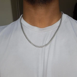 Rostfri stål kedja 55cm - Helt ny rostfri stål kedja med hög kvalitet och ser otroligt bra ut! Storleken är 55cm. Om du har frågor tveka inte att fråga🤗