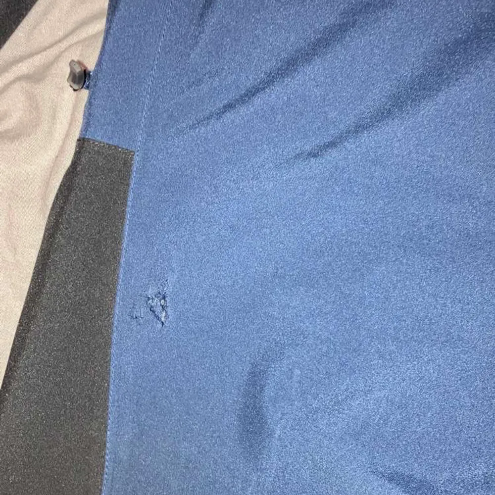 Hej! Säljer haglöfs jacka den är den är knappt använd 1-3 gånger och har ett litet hål där bak i ryggen men inte så synlig. Storlek är m men passar båda s och m. Takit.