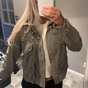 Grön jacka - Perfekta jackan nu till våren, i den otroliga gröna färgen med pärlor som detaljer🤍