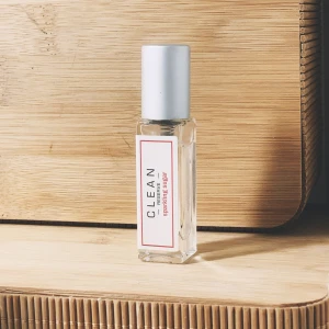 Clean Reserve Sparkling Sugar EdP - Clean Reserve Sparkling Sugar är en sprudlande och flörtig Eau de Parfum med en doftprofil i Fresh Gourmand-familjen. Toppnoter av svarta vinbär och ambrettefrön, hjärtnoter av persikonektar, rosa socker och jasmin, samt basnoter av tonkaböna, vit mysk och trä. Perfekt för den som älskar en söt och fräsch doft.