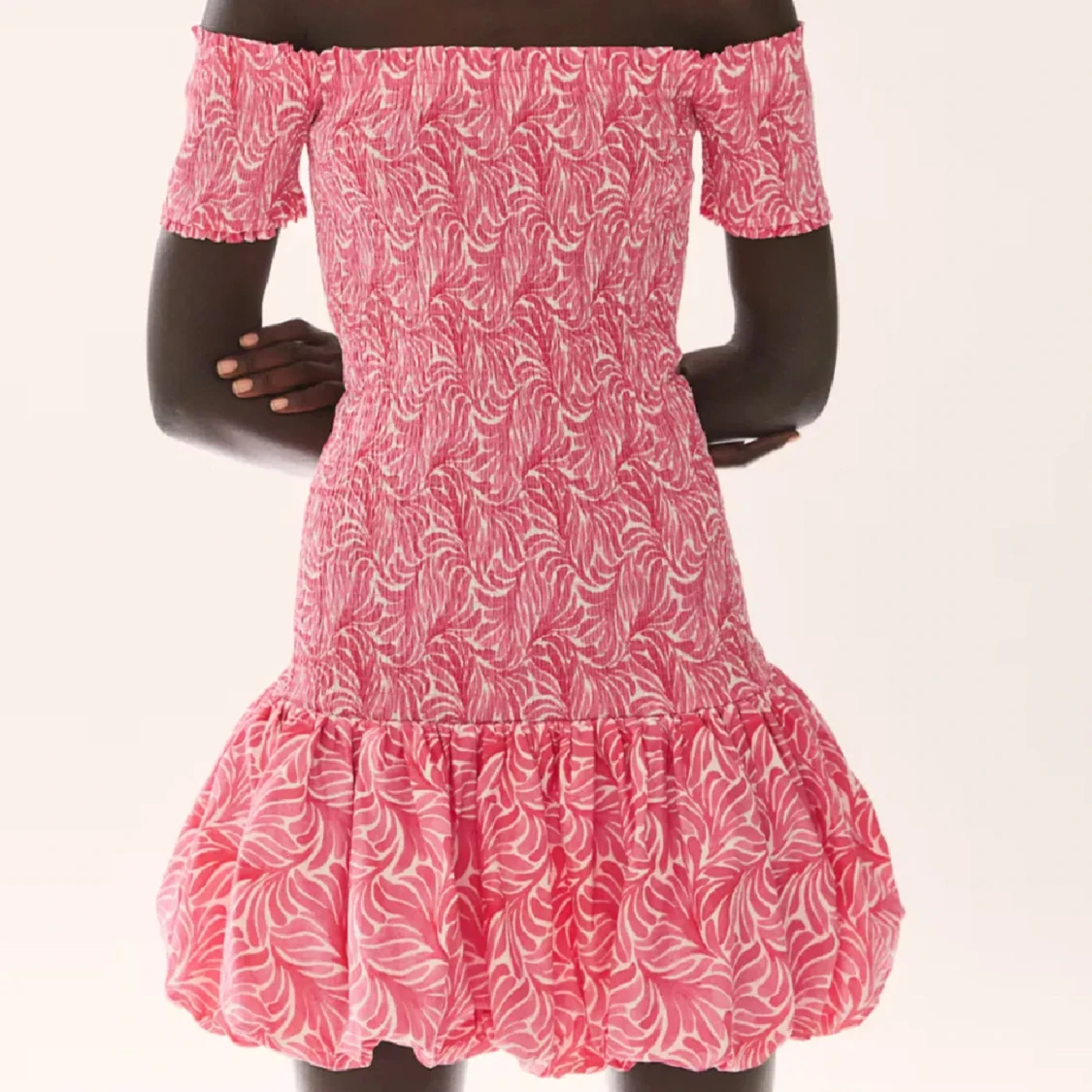 Mönstrad rosa hm klänning  - 1