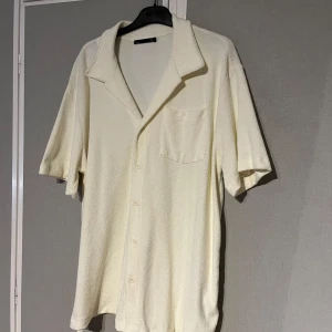 Krämfärgad kortärmad skjorta - Snygg overshirt som är använd få gånger