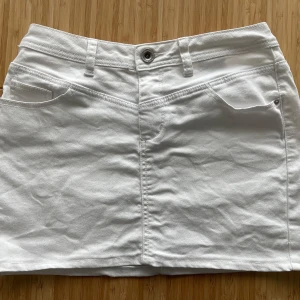 Vit y2k minikjol från Street One - Som ny 💞står ingen storlek men uppskattar till strl S-M