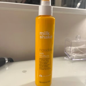 Milkshake leave in kräm - Milkshake leave in kräm till håret! Helt ny!🥰Reparerar alla hårtyper 2. Kontrollerar friss 3. Förhindrar kluvna hårtoppar 4. Värmeskydd 5. För en långvarig frisyr 6. Mycket utredande 7. Ger fantastisk glans 8. Skapar fyllighet och volym 9. Underlättar användning av plattång 10. Skyddar och bevarar färgen 11. Skyddar mot UV-strålar 12. Jämnar ut hårstrukturen