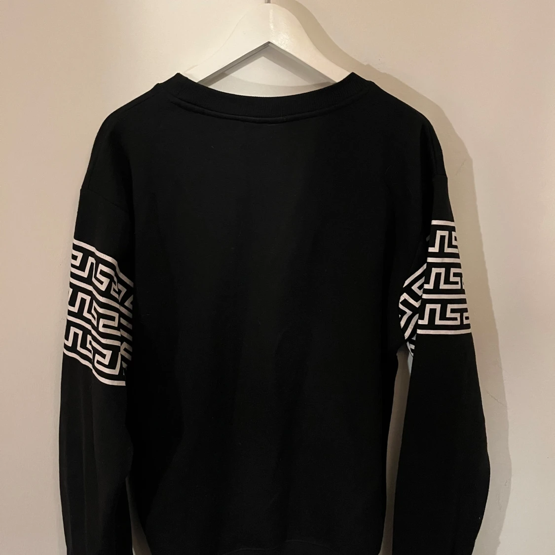 Svart tröja med mönster från Walk - 1