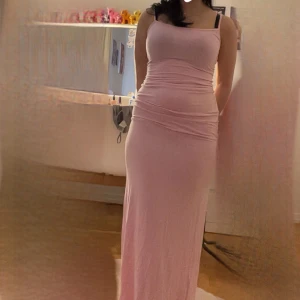 Ljusrosa långklänning - Säljer en superfin ljusrosa maxi klänning med smala axelband. Klänningen är i ett mjukt och bekvämt material & använd 2-3 ggr därav väldigt bra skick. Skriv gärna för fler bilder<3