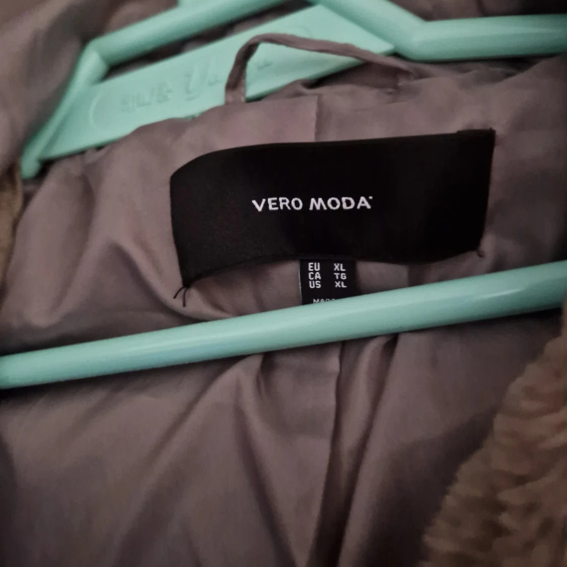 Beige/taupe fuskpäls jacka från Vero Moda - 2