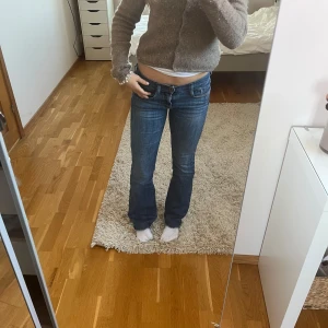 Blå bootcut jeans från Diesel - Snygga blå bootcut jeans från Diesel med låg midja. Vintage!❤️❤️