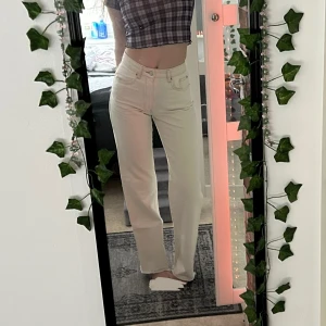 Jeans - Snygga beige jeans med hög midja och raka ben. Perfekta för en stilren look och en bekväm passform. Går hela vägen på mig som är 170, men går att klippa upp om man önskar kortare ben. Storlek 34, skulle även passa 32😇