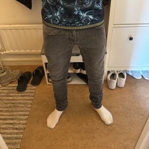 Mauro Grifoni gråa jeans - Snygga gråa jeans från Mauro Grifoni. Skick 9/10 endast använd 1 gång pga storleken. Storlek 30/32. Den är slim fit. Det hade varit en 10/10 skick men den svarta lappen där bak är lös.