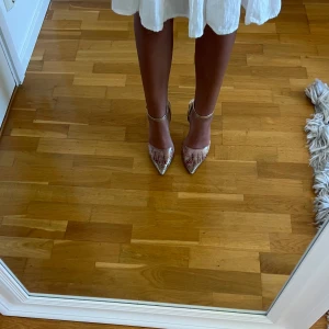 guldiga klackar med pärlor  - Säljer mina otroliga balskor som tyvärr inte kom till användning mer, köpta på Zalando nypris 999k