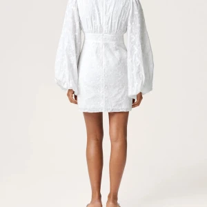 Adoore klänning - Hej säljer nu min adoore klänning i storlek 32 då den tyvärr är för liten. Den är använd en gång så inprincip nyskick🤍 Nypris 1500