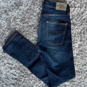 Nudie Jeans Grim Tim (Slim fit) Dark Sparkles - Säljer nu dessa Nudie Jeans i den populära passformen Grim Tim | Använt men fortfarande i grymt skick | Lite nopprigt på baksidan av jeansen (SE BILD) | Strl: W29 L32 | Färg: Dark Sparkles | Nypris: ~1400kr | Hör av dig vid minsta fundering :)