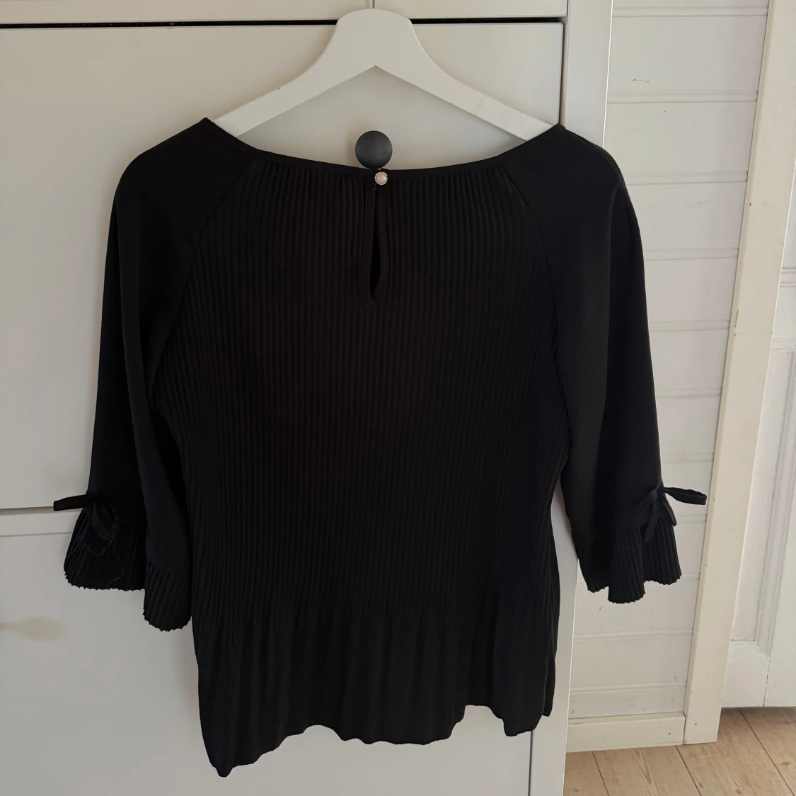 Svart plisserad blus med rosetter - 2