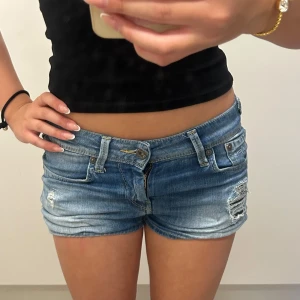 Blå jeansshorts från Pepe Jeans - Snygga blå jeansshorts från Pepe Jeans med regular fit och midwaist. Shortsen har slitna detaljer framtill💞💞