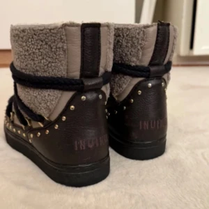 Inuikki skor ”curly rock” - inuikii boots/vinterskor i ”curly rock” i taupe, fint skick och varma, gosigt ludd inuti, strl 38, nypris runt 4-5 tusen, säljer för 2600kr
