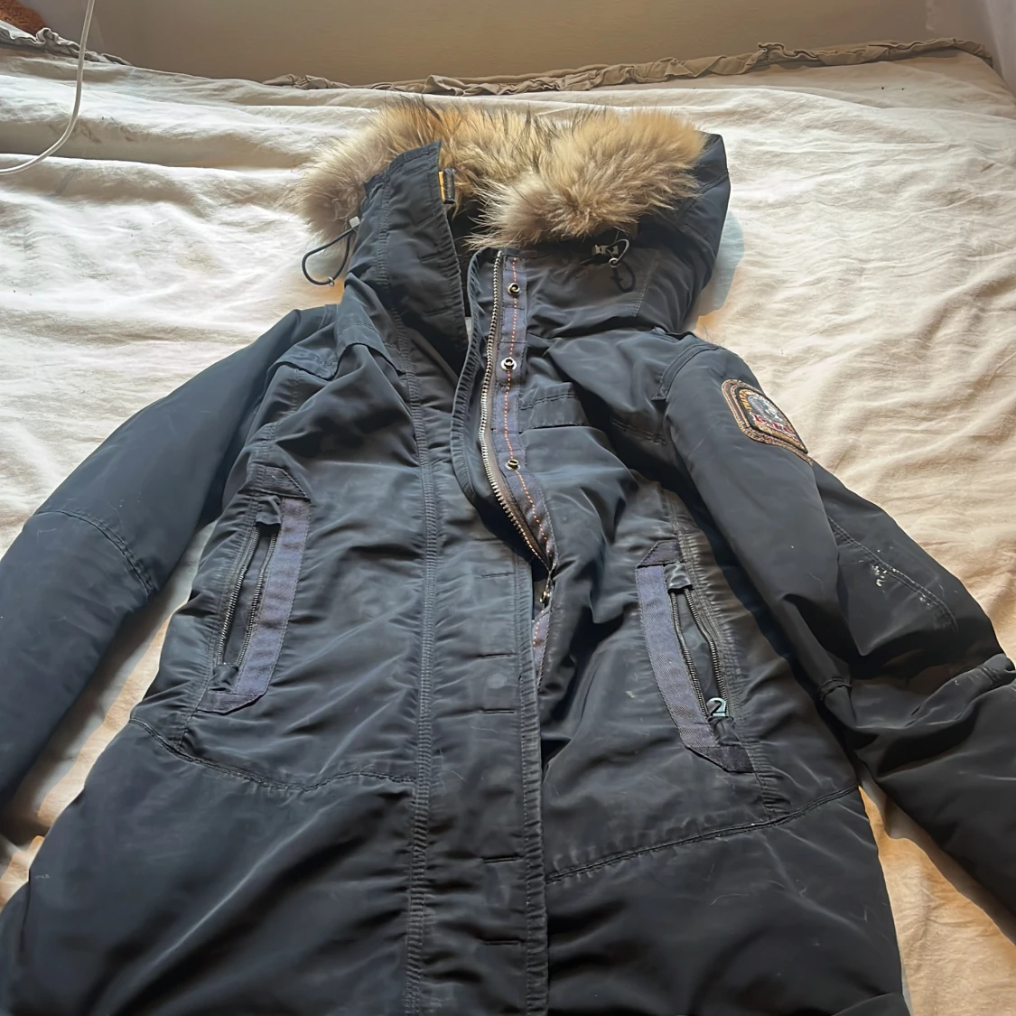 Svart parajumpers med fuskpäls