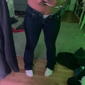 Äkta vintage Dolce & Gabbana lowwaist jeans - Säljer ett par mörkblå jeans från Dolce & Gabbana med snygga kontrastsömmar och DG-detalj på bakfickan. Jeansen har låg V formad midja som sitter väldigt snyggt men tyvärr så passar dom inte mig längre.