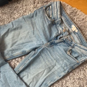 Ljusblå jeans från Gina Tricot - Säljer ett par ljusblå jeans från Gina Tricot. De är utsvängda (bootcut). Tvättar alltid innan köp☺️ Använd men inga slitningar osv 