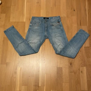 Replay ljusblå jeans, midwaist, 29/32 - Snygga ljusblå jeans från Replay i modellen M914. De har klassisk femficksdesign, raka ben och diskreta slitningar för en avslappnad look. Jeansen är i bomull och har normal passform med midwaist. Perfekta till sneakers och hoodie. Nypris på dessa ligger runt 1000-1200.