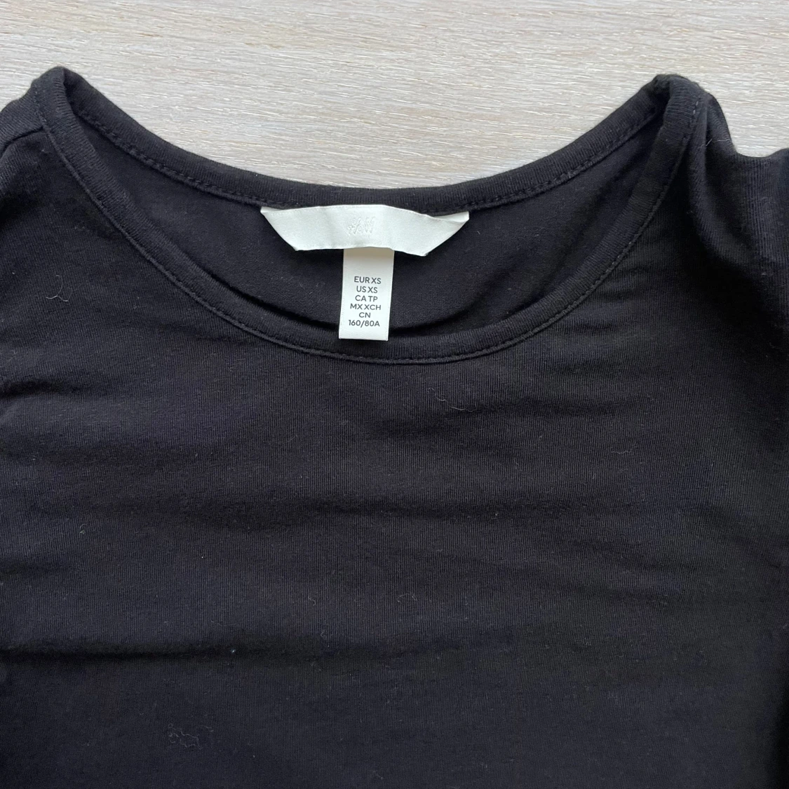 Svart topp med puffärmar från H&M - 2