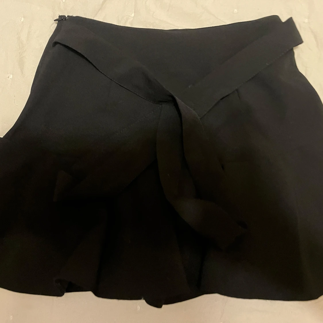 Svart volangkjol med knytband - 4