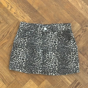 Leopard kjol - Jätte snygg leopardkjol från Pull&Bear använd fåtal gånger pga för liten, passar perfekt till en svart stickad tröja, skriv om ni har frågor !!