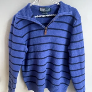 Blå randig tröja Polo Ralph Lauren - En blå randig tröja från Polo Ralph Lauren i 100% lammull. Använd men fint skick och inga defekter. Står storlek L men den e väldigt liten i storleken så skulle säga perfekt S. Nytvättad.