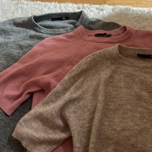3 stickade t-shirtar  - tröjer från lager den rosa är i storlek xs men de andra är i storlek s. knappt använda sköna basic plagg. man får alla 3 