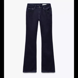 Lågmidjade bootcut Jeans  - Säljer mina oanvända Lågmidjade jeans från Zara då de är för långa på mig som är 162. 