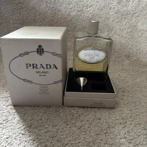Prada Infusion d'Homme 750ml -  Tja, jag säljer nu en exklusiv Prada Infusion d'Homme parfym i stor 750ml flaska. Ungefär 250-300ml borta nypris +-15000kr. En defekt på boxen där uppe som man ser på bild 4. Vet inte vad jag ska sälja för så kom med prisförslag!!