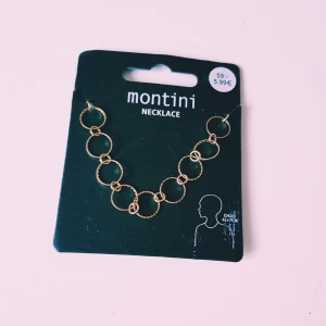 Guldfärgat halsband från Montini - Snyggt halsband från Montini med flera sammankopplade guldfärgade ringar. Kedjan är tunn och elegant, perfekt för att ge din outfit lite extra bling. Halsbandet säljs på originalkort från Ur & Penn.  Ny så ingenting att anmärka på