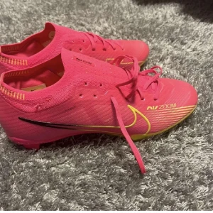 Nike Air Zoom Mercurial Vapor 15 - Nike Air zoom mercurial vapor 15. Skorna är praktiskt taget helt nya de är använda endast en gång. Storlek:43 Hörr gärna av er om ni har några funderingar 