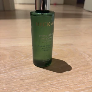 Hickap Preppy Prime Setting Spray - Grön flaska med silvrig pump från Hickap, Preppy Prime Setting Spray med matt finish. Perfekt för att fixera sminket och ge en fräsch känsla hela dagen. Den doftar parfym så köp inte om du är känslig för det