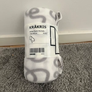 Filt  - Fleecefilt från IKEA – KRÅKRIS.                            Ny och oanvänd, fortfarande inplastad. Mått: 130x160 cm. 📩 Skicka gärna ett meddelande vid frågor eller om du vill ha flera bilder! 🌸😊 📦 Jag skickar snabbt och packar alltid med omsorg! 