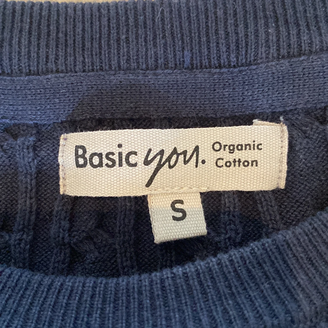 Mörkblå kabelstickad tröja  - 1