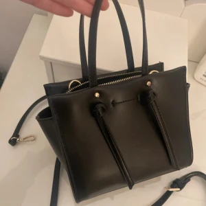 Handväska  - Säljer min svarta handväska då den aldrig använts därmed priset. Jätte fin. Och i jättebra skick. Inga defekter. Har ni frågor så är det bara att skriva💞