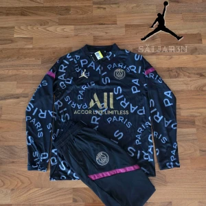 PSG Tracksuit - PSG Tracksuit – S – Nyskick Exklusivt PSG tracksuit-set i storlek S. Svart långärmad träningströja med PSG-tryck och guldiga detaljer + matchande byxor med vinröda inslag. Lätt, andningsbart och stretchigt material – perfekt för träning, vardag eller streetwear. Nyskick, aldrig använt utomhus. 📦 Skickas samma dag! 📌 Kontakta vid frågor!