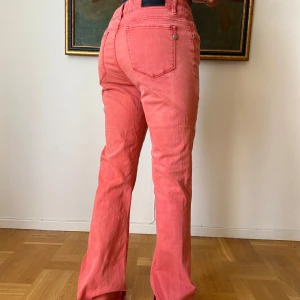 Korallrosa bootcut jeans - Snygga korallrosa jeans med bootcut. Säljer då de är för stora för mig! Passar en 38/40
