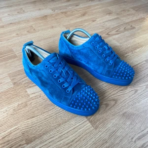 Christian Louboutin skor - Feta blåa Christian Louboutin skor i väldigt bra skick. Finns lite healdrag. Storlek 42 men kan även passa 43. Priset går att diskuteras vid snabb affär. Tveka inte på att kontakta vid minsta lilla fundering. 