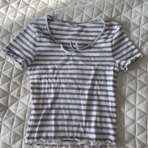 Randig topp från Kappahl - Säljer denna oanvända toppen från Kappahl. Pris går att diskutera🥰