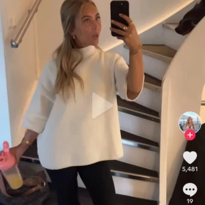 Vit polotröja med lös passform - Supermjuk vit polotröja med oversized och loose fit. Tröjan har trekvartsärmar och hög polokrage, perfekt för lager-på-lager. Materialet känns fluffigt och ger en chill vibe till din outfit.