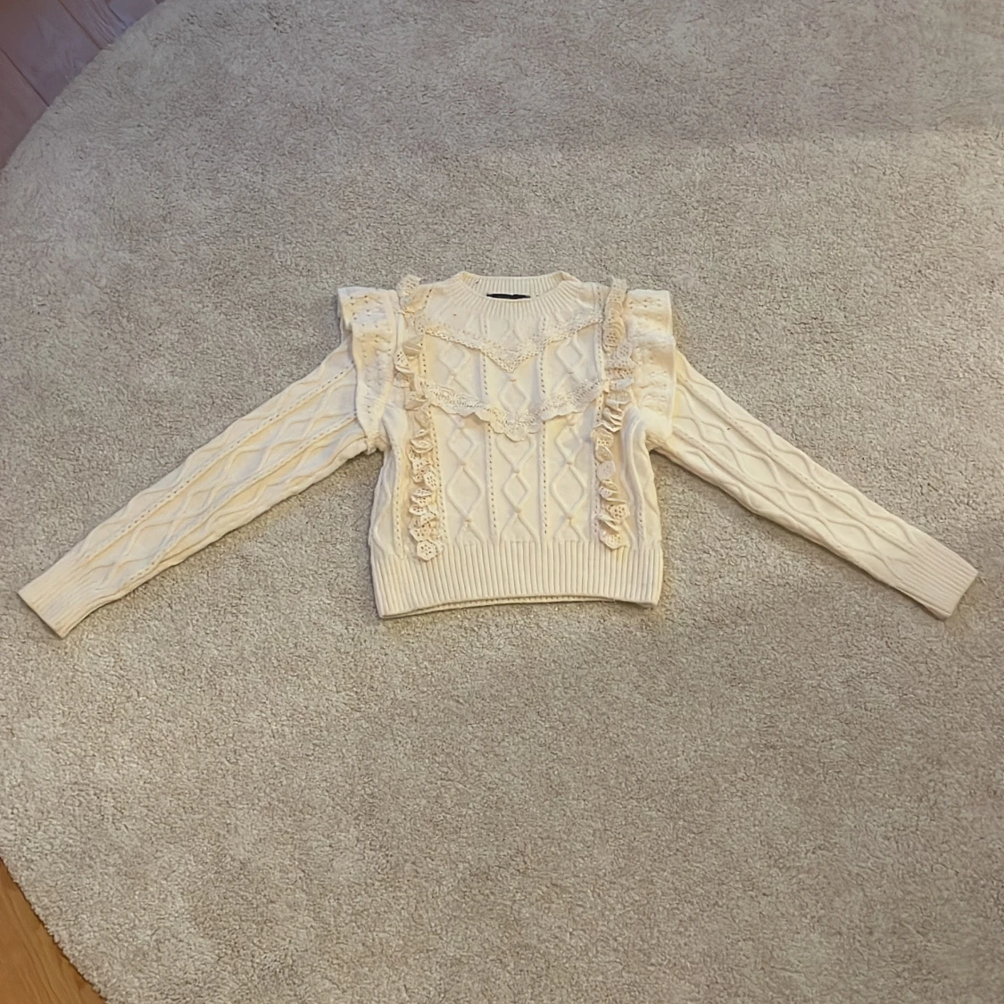 Stickad tröja volanger