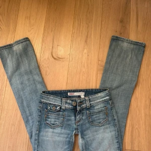 Lågmidjade jeans - Lågmidjade jeans från only storlek 32-34. Säljer för att dom är för små. Skriv om du undrar något.